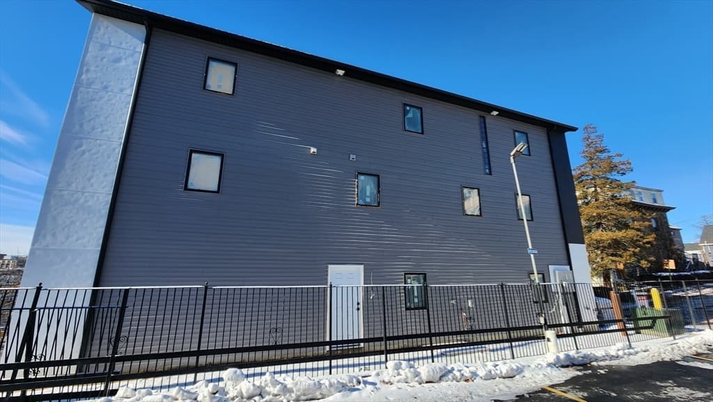 Condominium at 47 Laurel St # 47, Worcester MA 01605, photo 6 of 24