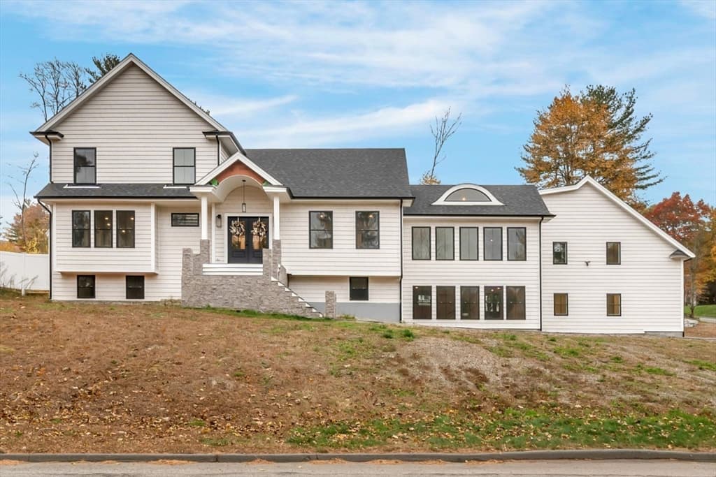 4 Lowell St, Lynnfield MA 01940