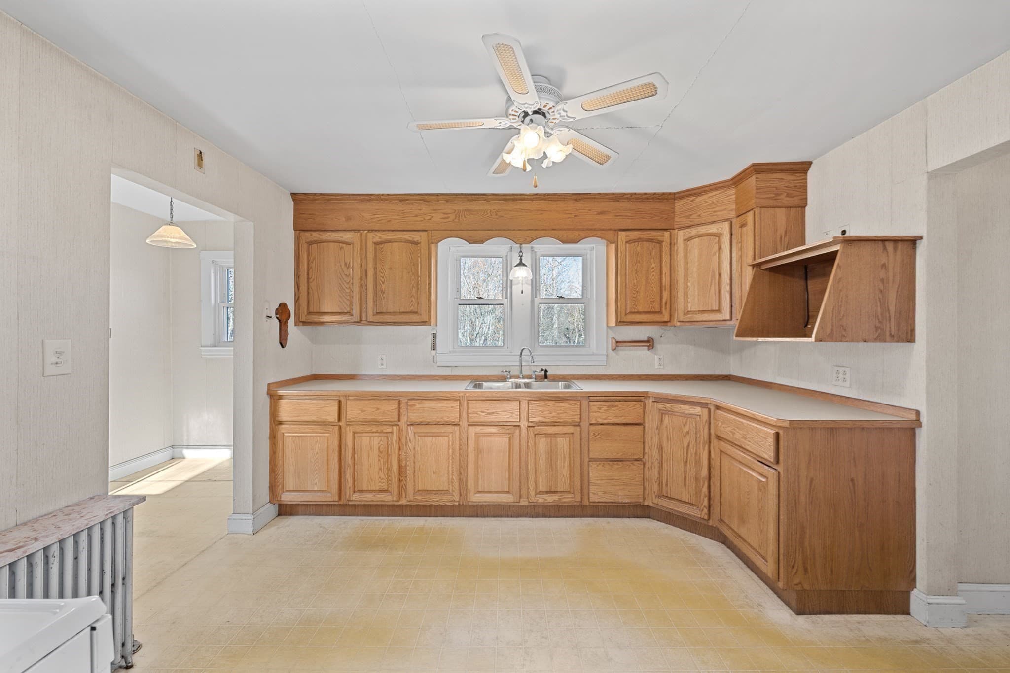 Single Family Residence at 212 Pearl St, Gardner MA 01440, photo 2 of 41