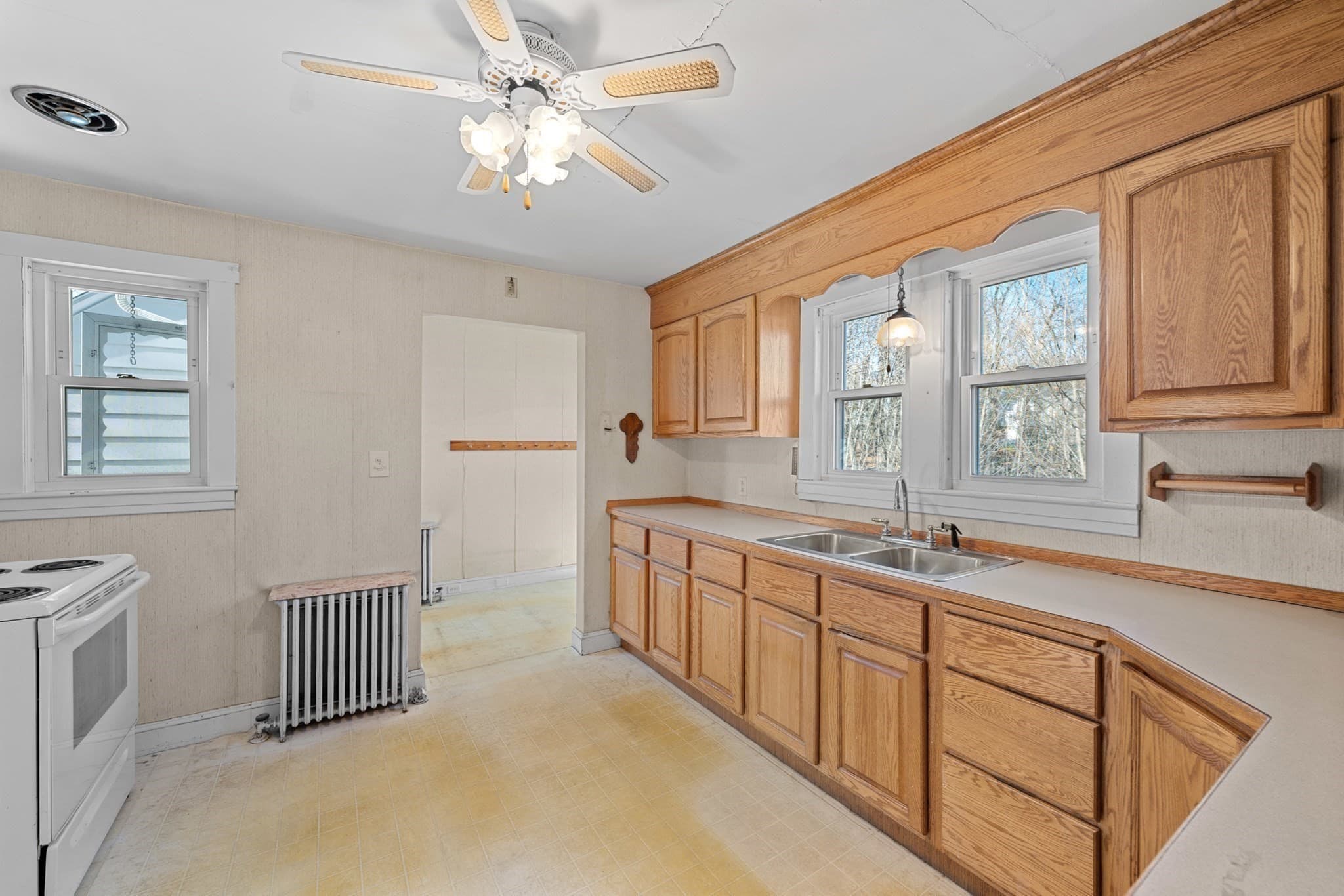 Single Family Residence at 212 Pearl St, Gardner MA 01440, photo 7 of 41
