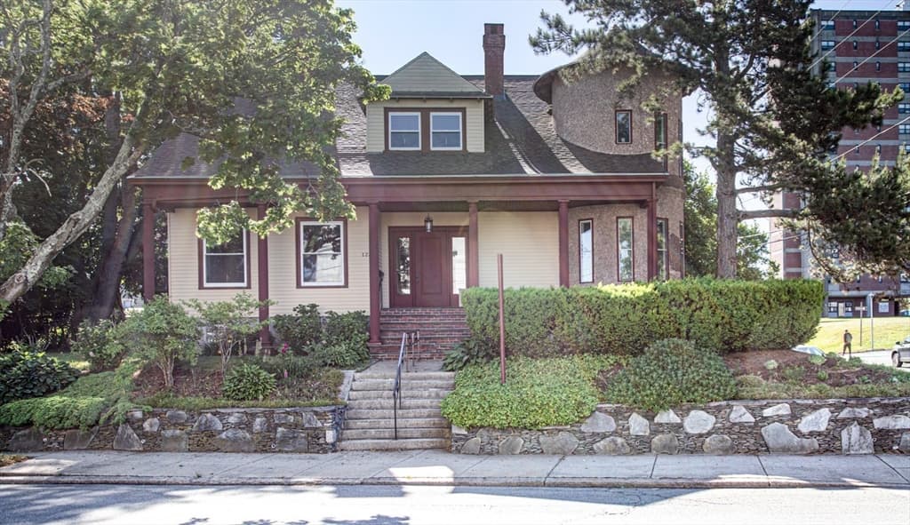 1231 Robeson St, Fall River MA 02720