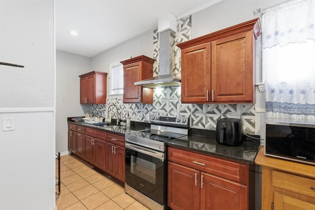 Single Family Residence at 35 Algonquin St, Boston MA 02124, Boston, photo 10 of 32