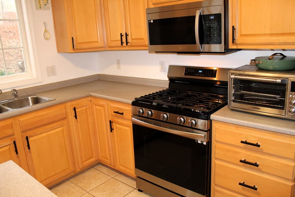 Condominium at 38 Georgetown Drive # 38, Nashua NH 03062, Nashua, photo 6 of 26