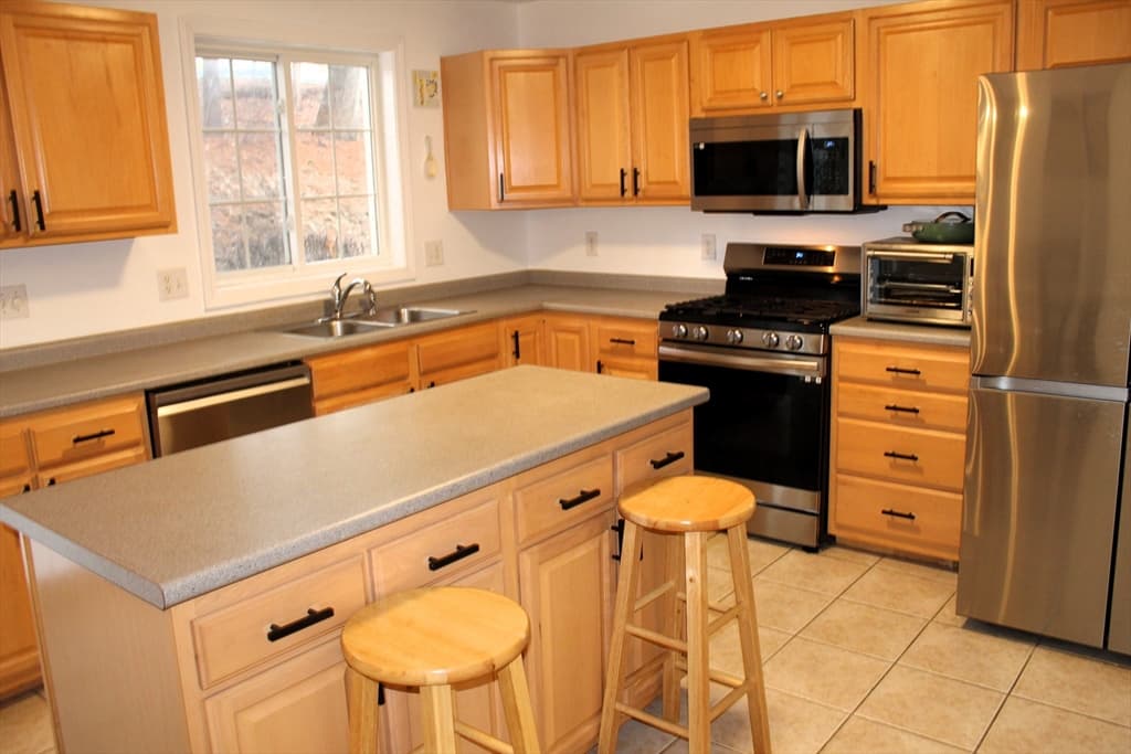 Condominium at 38 Georgetown Drive # 38, Nashua NH 03062, Nashua, photo 5 of 26