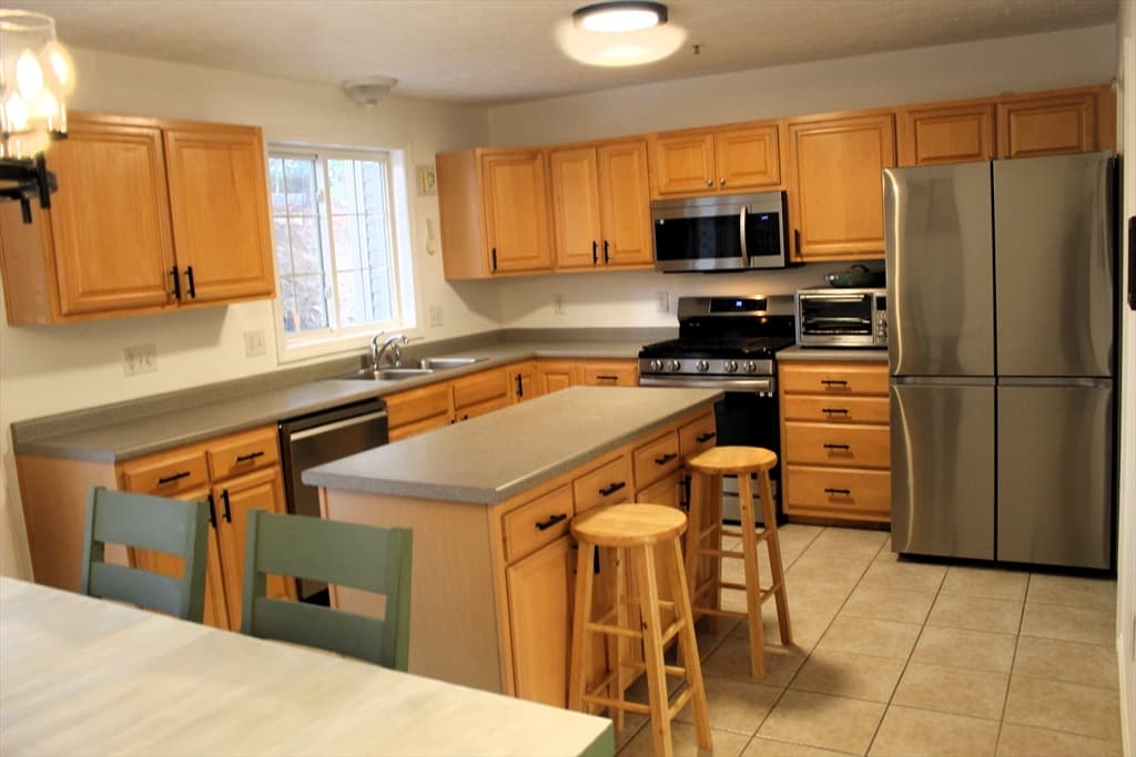 Condominium at 38 Georgetown Drive # 38, Nashua NH 03062, Nashua, photo 4 of 26