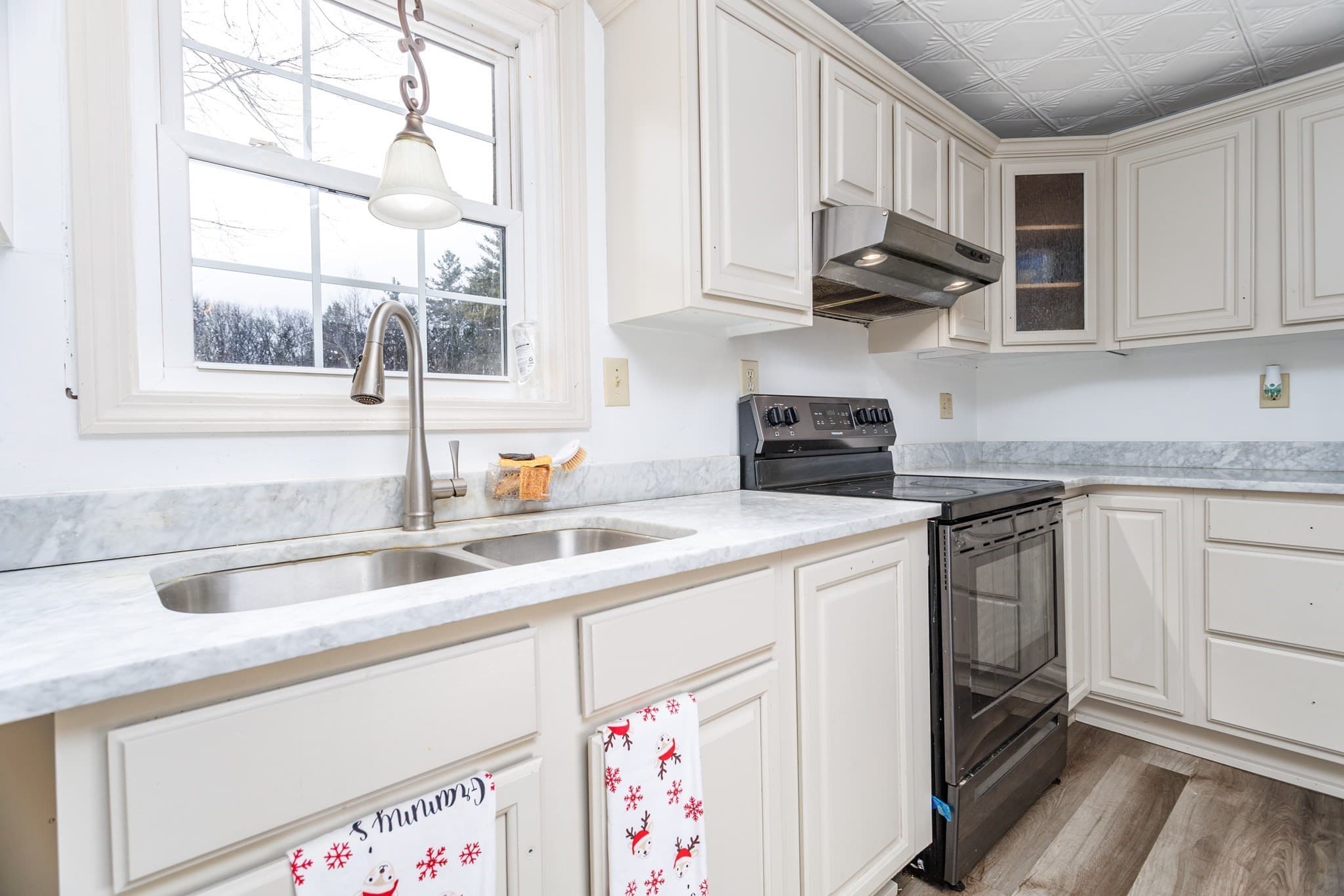 Single Family Residence at 28 Holly Drive, Gardner MA 01440, photo 5 of 32