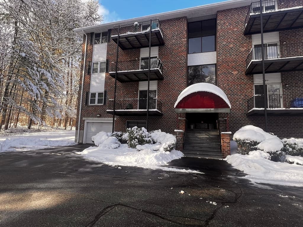Condominium at 13 Dallas Dr # 305, Dracut MA 01826, photo 3 of 23