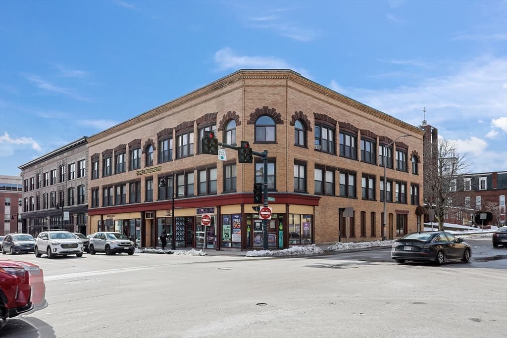 7 Main St # 203, Brockton MA 02301