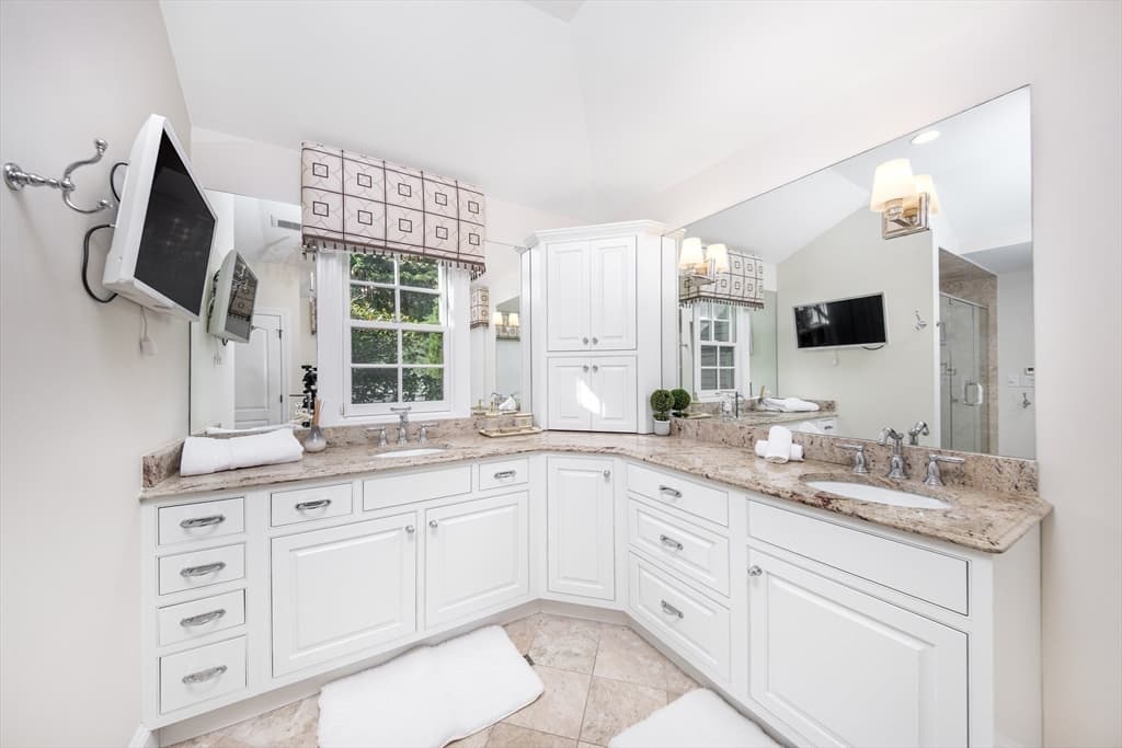 568 Wellesley St, Weston MA 02493 photo 23
