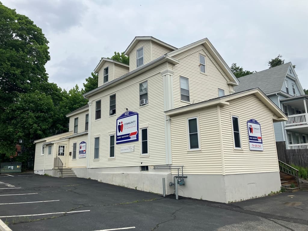 227 Russell St, Worcester MA 01602