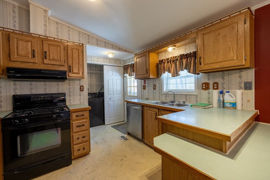 Single Family Residence at 21 Fox Run, Brookfield MA 01506, Brookfield, photo 6 of 26
