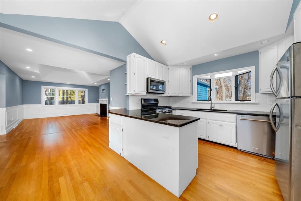 Condominium at 6 Smith Ln # 6, Manchester MA 01944, Manchester, photo 2 of 32
