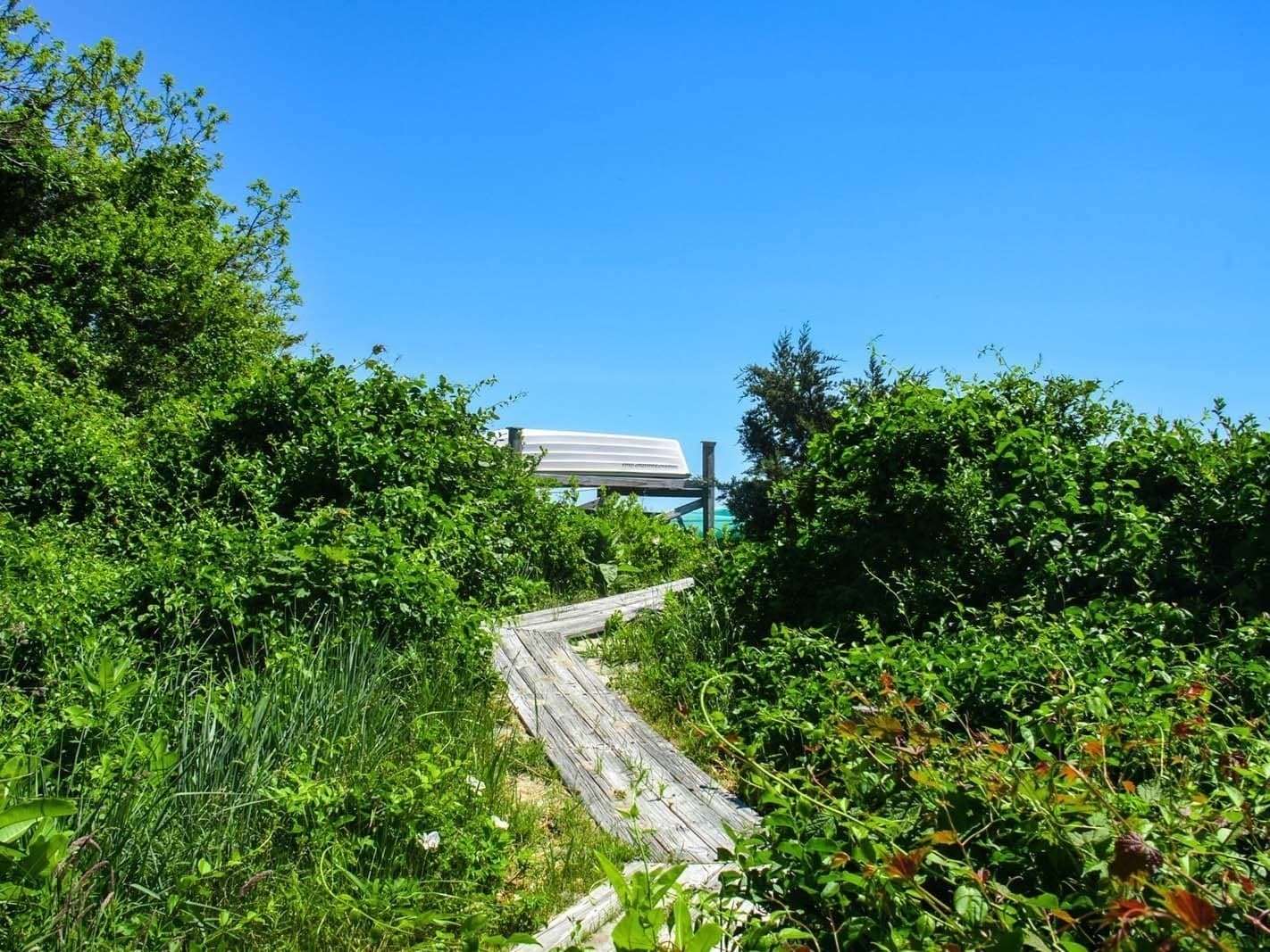 Single Family Residence at 16 Frog Hollow, Tisbury MA 02557, photo 3 of 27