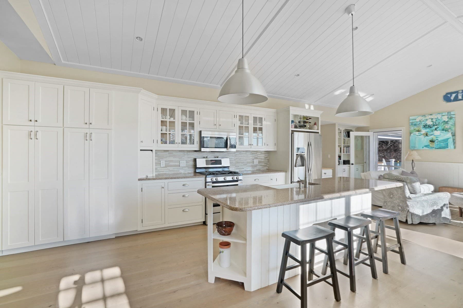 Single Family Residence at 16 Frog Hollow, Tisbury MA 02557, photo 10 of 27