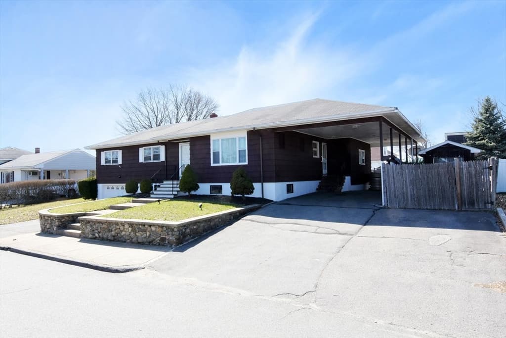 7 Erhardt Ter, Methuen MA 01844