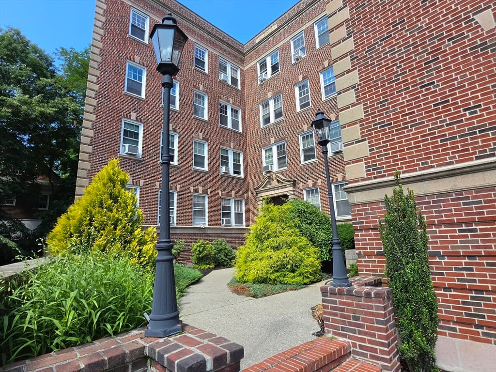 22 Concord Avenue # 11, Cambridge MA 02138