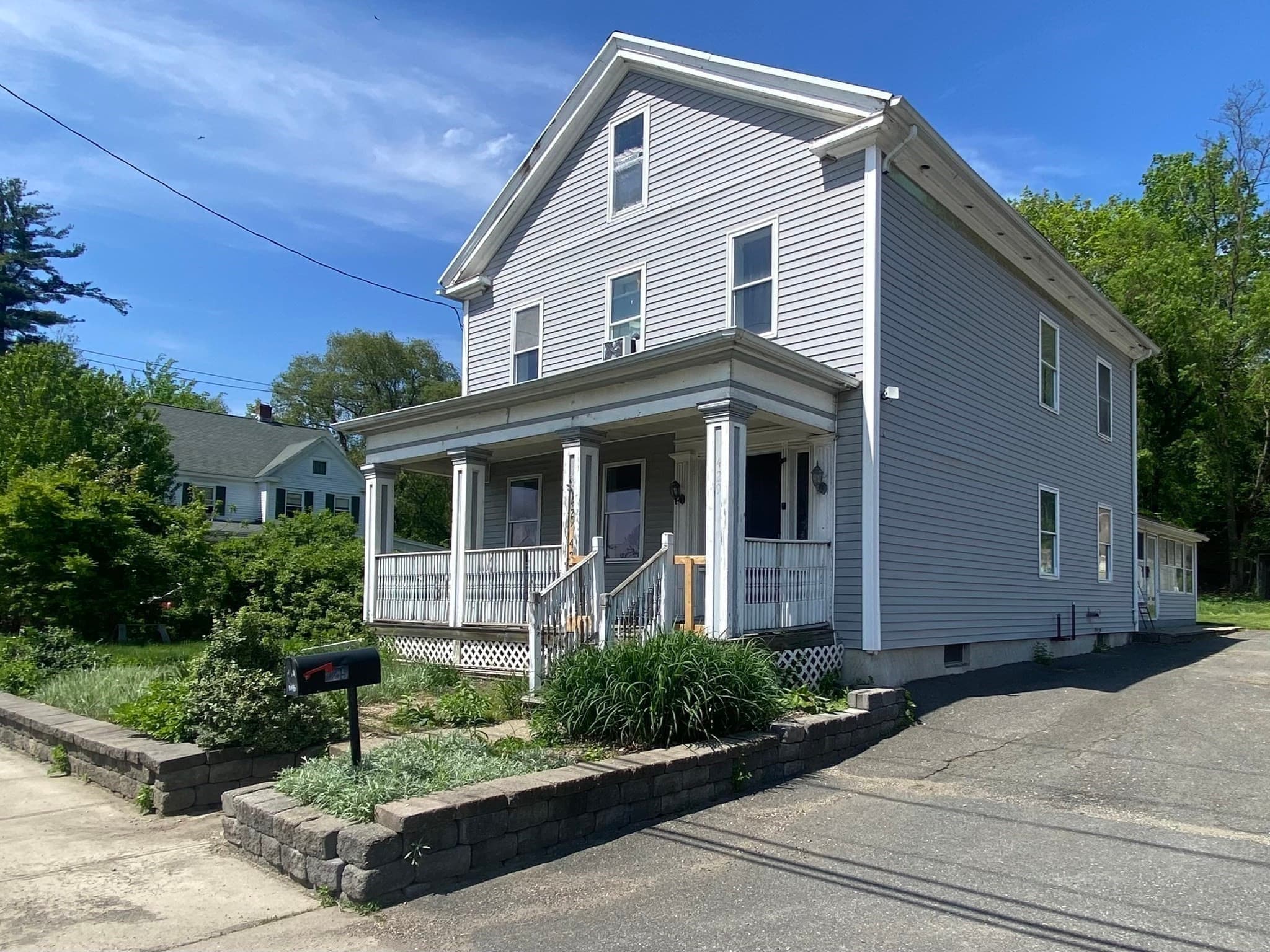 427-429 Deerfield St, Greenfield MA 01301