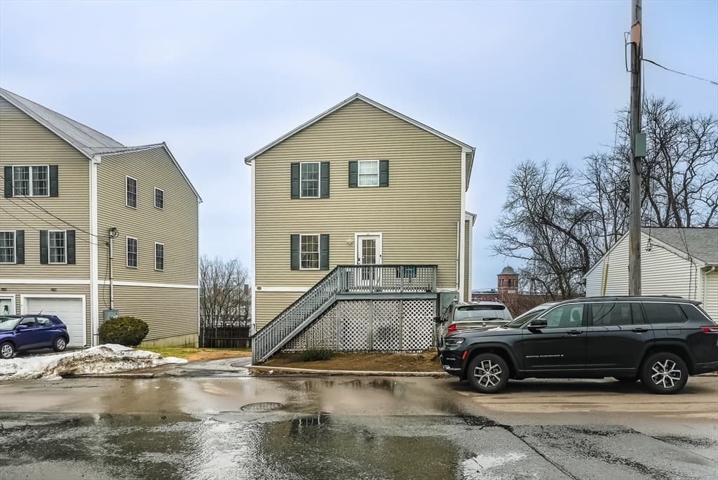 318 Crescent St # A, Fall River MA 02720