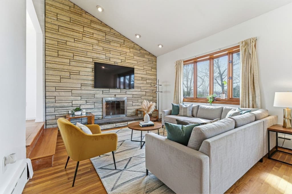 7 Carol St, Stoneham MA 02180