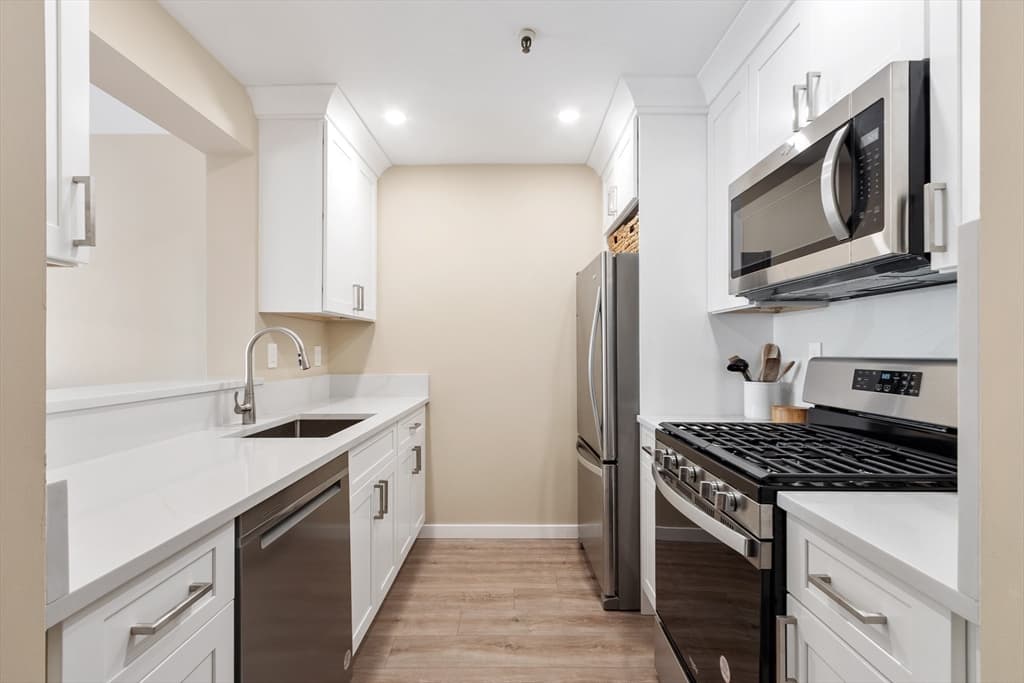 Condominium at 4 Canal Park # 609, Cambridge MA 02141, Cambridge, photo 9 of 26