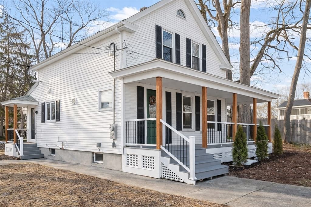 Single Family Residence at 328 Oxford St N, Auburn MA 01501, photo 2 of 28