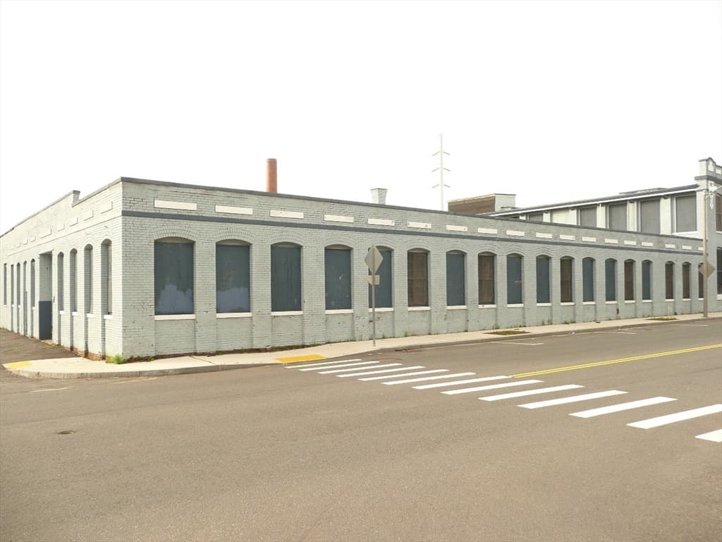 16 Commercial St, Holyoke MA 01040