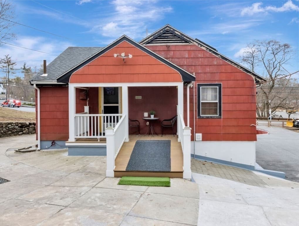 Single Family Residence at 222 Walnut St, Saugus MA 01906, photo 6 of 41