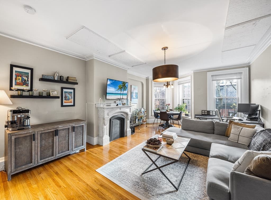 1 Saint Charles St # 3, Boston MA 02116