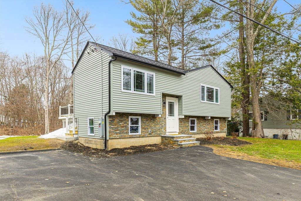 Single Family Residence at 7 Trues Pkwy, Sandown NH 03873, Sandown, photo 2 of 23