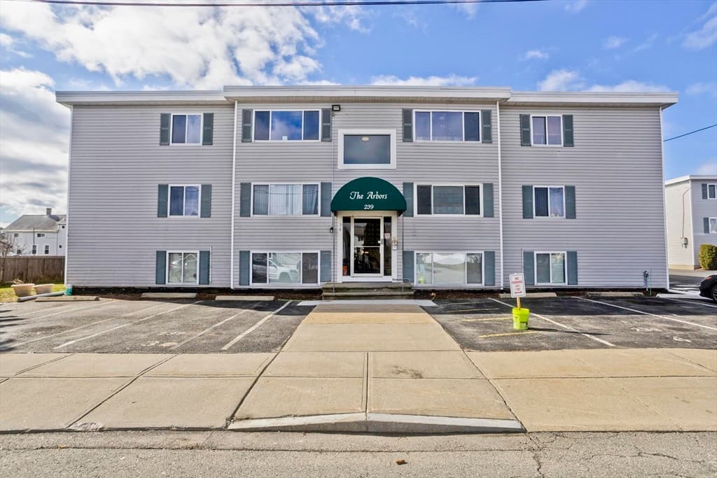 239 Glasgow St # 10, Fall River MA 02721