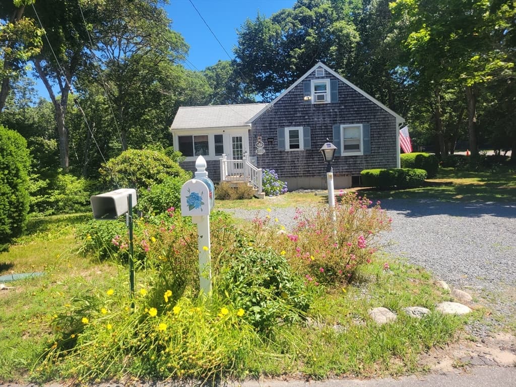 Single Family Residence at 177 Bayview Cir, Barnstable MA 02655, photo 5 of 38