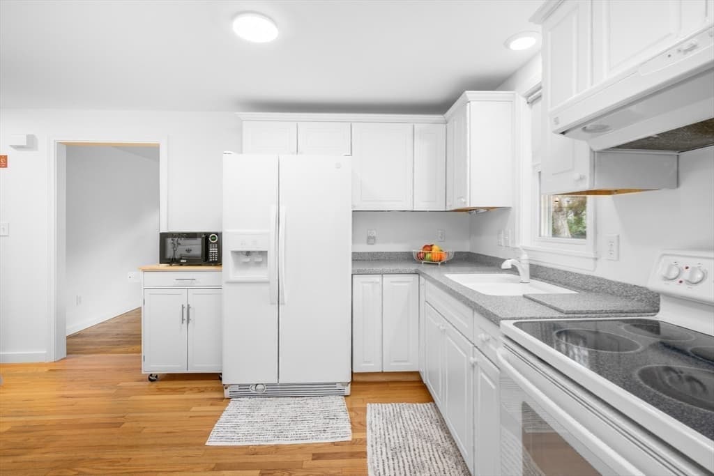 Single Family Residence at 177 Bayview Cir, Barnstable MA 02655, photo 10 of 38