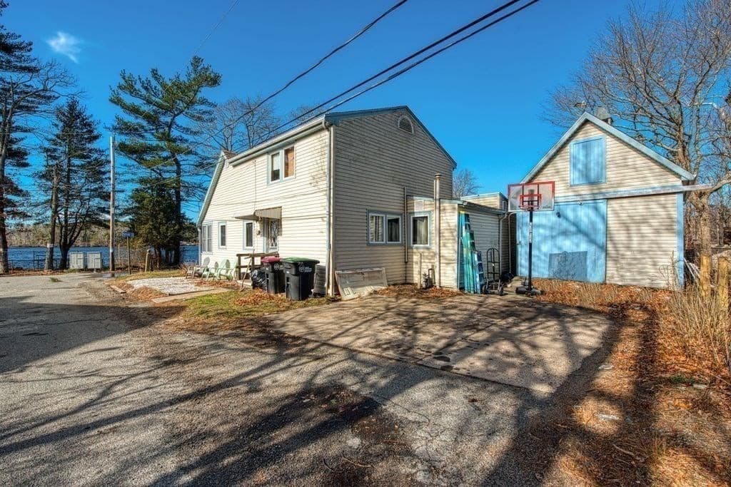 22 Ocean Ave, Hanson MA 02341