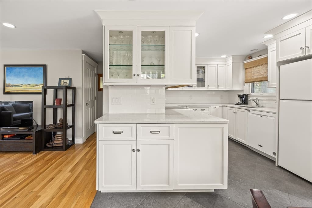 Condominium at 10 Seashore Park Drive, Provincetown MA 02657, Provincetown, photo 7 of 28