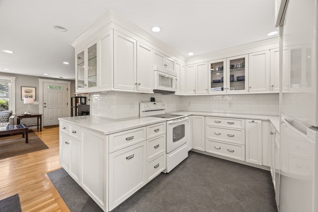 Condominium at 10 Seashore Park Drive, Provincetown MA 02657, Provincetown, photo 9 of 28