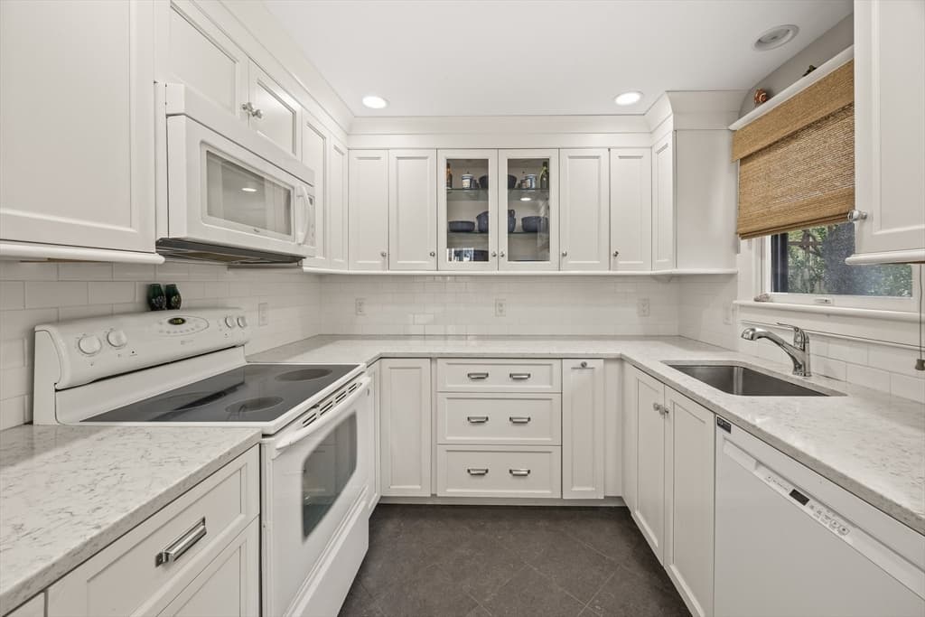 Condominium at 10 Seashore Park Drive, Provincetown MA 02657, Provincetown, photo 10 of 28