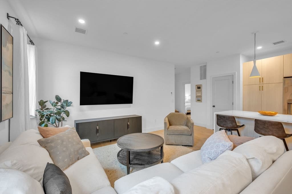 Condominium at 5245 Washington St # 5, Boston MA 02132, photo 11 of 37