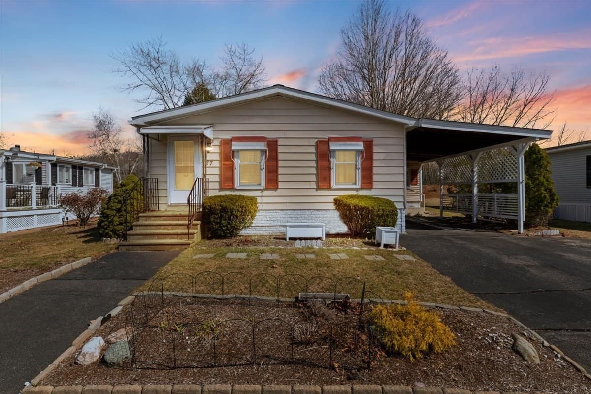 27 Castle Rd # 153, Attleboro MA 02703