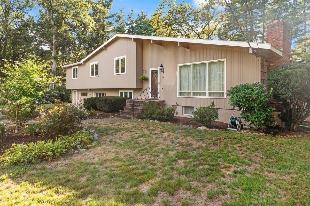 Single Family Residence at 39 Austin Rd, Sudbury MA 01776, photo 2 of 25