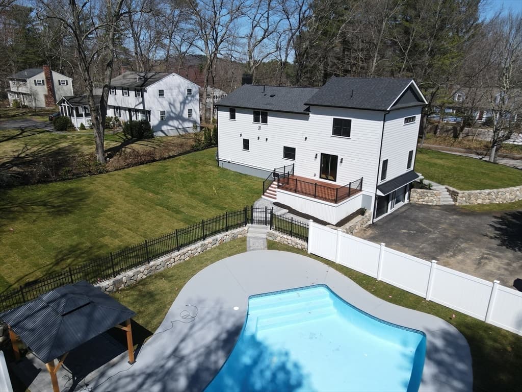 565 Elm St, Concord MA 01742