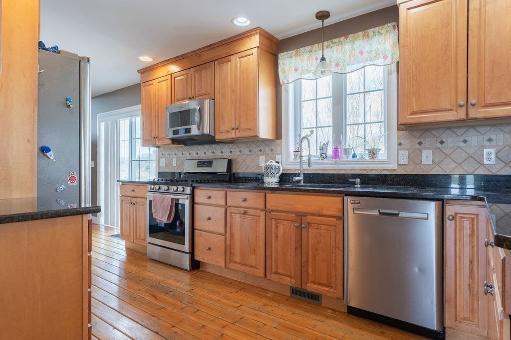 Single Family Residence at 9 White Rd, Mendon MA 01756, Mendon, photo 8 of 41