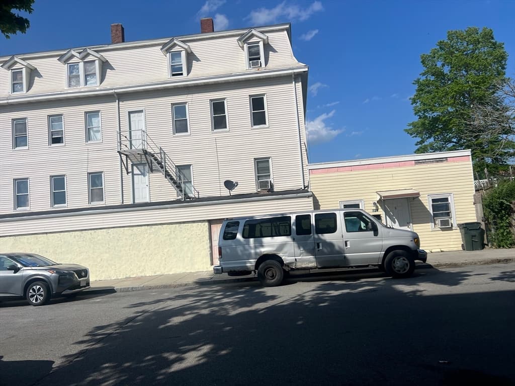5-9 Family at 1552 South Main, Fall River MA 02724, photo 3 of 7