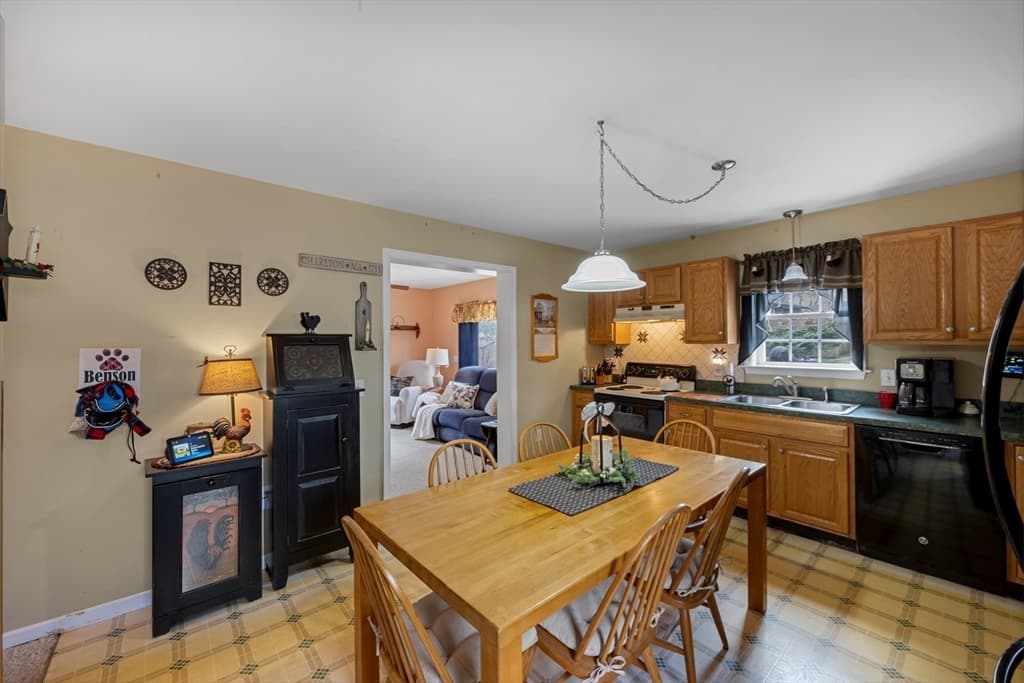 Single Family Residence at 31 Glen Echo Shore Rd, Charlton MA 01507, photo 6 of 36