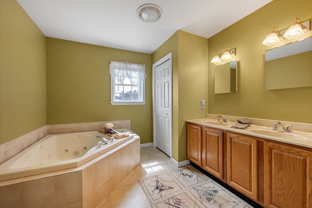 Single Family Residence at 31 Glen Echo Shore Rd, Charlton MA 01507, photo 14 of 36