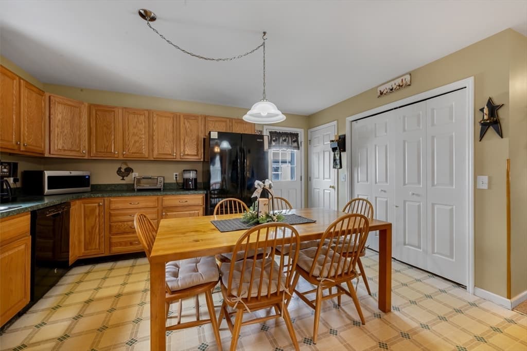 Single Family Residence at 31 Glen Echo Shore Rd, Charlton MA 01507, photo 8 of 36