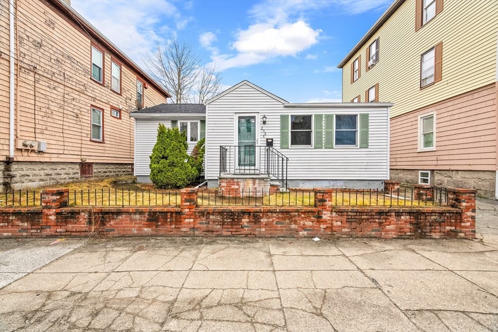 298 Collette St, New Bedford MA 02746