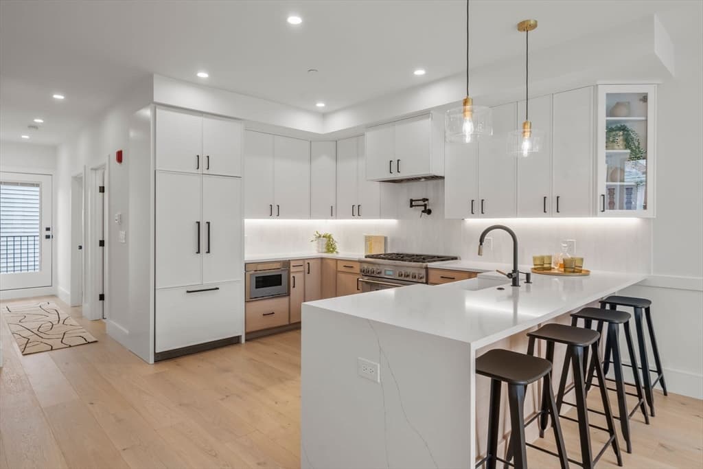 Condominium at 136 W Eighth St # 3, Boston MA 02127, Boston, photo 2 of 30