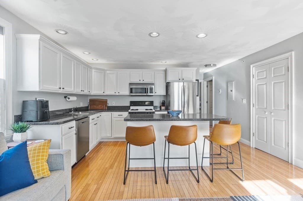 Condominium at 194 E St # 1, Boston MA 02127, Boston, photo 3 of 10