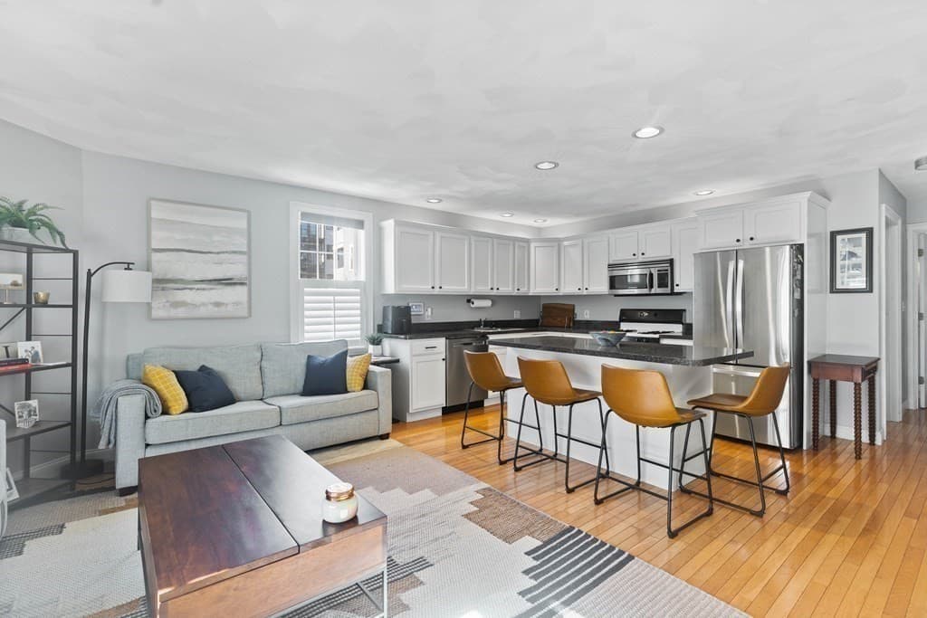 Condominium at 194 E St # 1, Boston MA 02127, Boston, photo 4 of 10