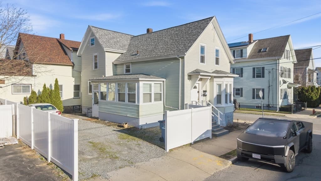 2 Family - 2 Units Up/Down at 28 Borden St, New Bedford MA 02740, New Bedford, photo 2 of 36
